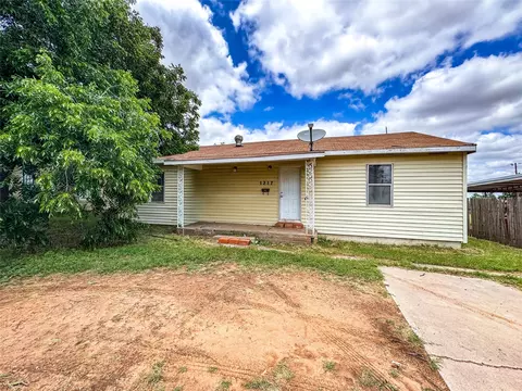 1217 Wesleyan St, Stamford, TX 79553
