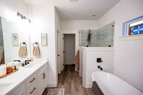 Bath - 100 E 3rd St, Tolar, TX 76476 photo 2 of 4