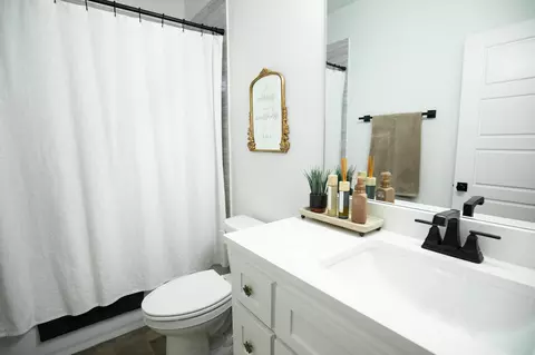 Bath - 100 E 3rd St, Tolar, TX 76476 photo 4 of 4