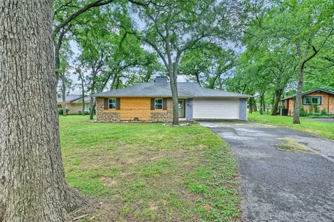 912 Kiowa Dr W, Lake Kiowa, TX 76240