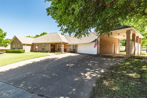 703 W Simmons St, Weatherford, TX 76086