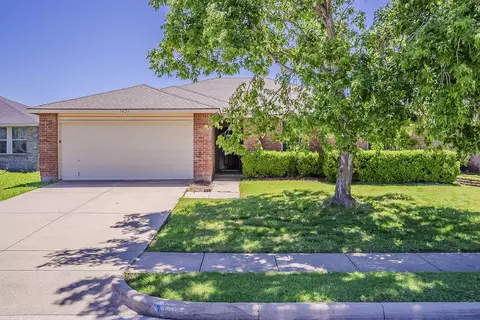 1423 Queen Annes Dr, Burleson, TX 76028