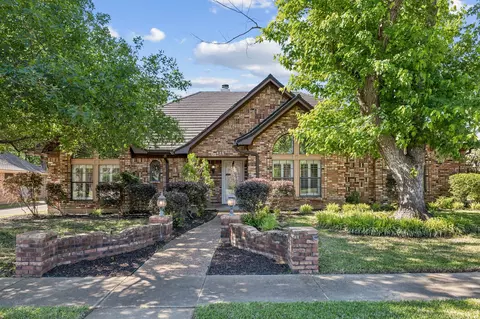 425 Evergreen Dr, Hurst, TX 76054