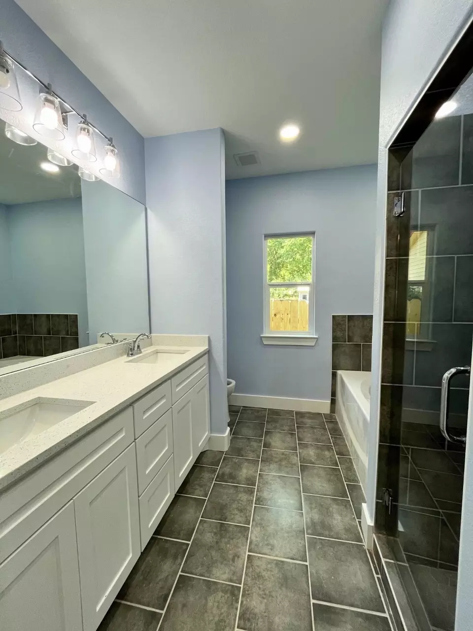 Bath - 1317 E Tucker St, Fort Worth, TX 76104 photo 3 of 5