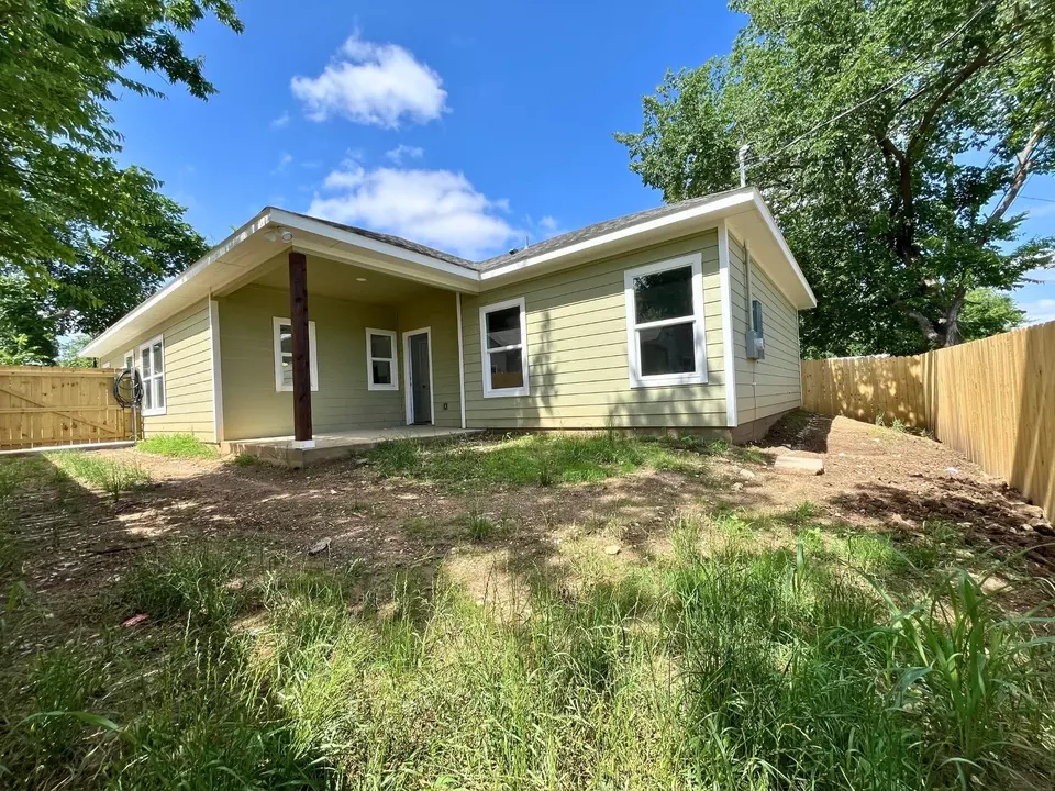 Exterior - 1317 E Tucker St, Fort Worth, TX 76104 photo 5 of 6