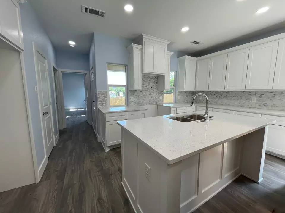 Entry Way - 1317 E Tucker St, Fort Worth, TX 76104 photo 2 of 4