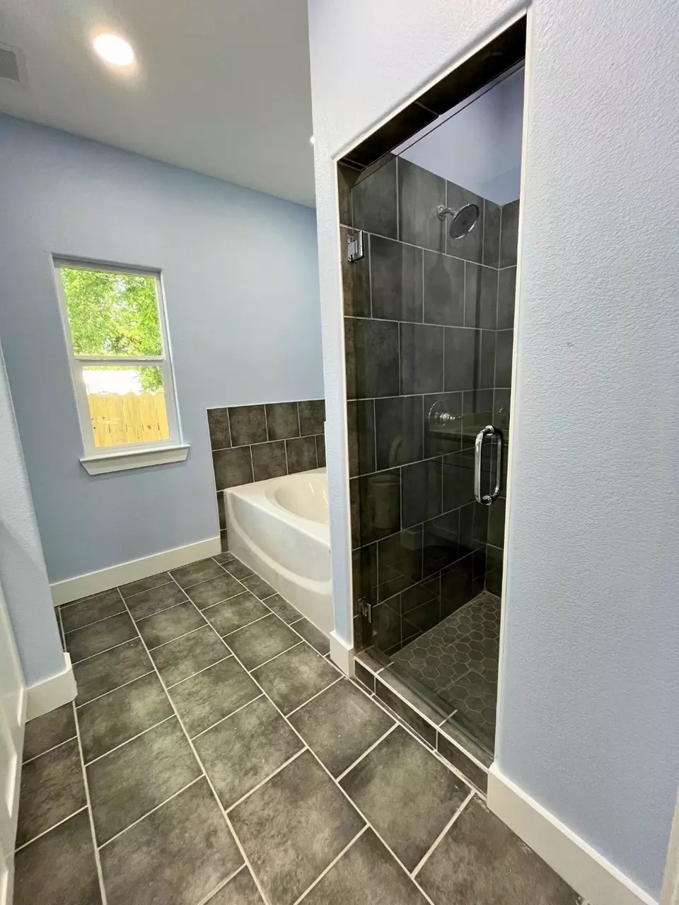 Bath - 1317 E Tucker St, Fort Worth, TX 76104 photo 4 of 5