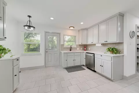 10166 San Lorenzo Dr, Dallas, TX 75228