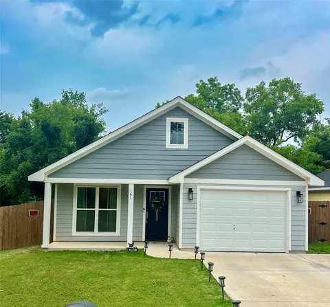 161 Columbia St, Cleburne, TX 76031