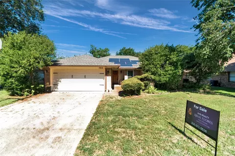 7612 Creekmoore Dr, Fort Worth, TX 76133