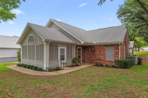 944 Bridges Dr, Arlington, TX 76012