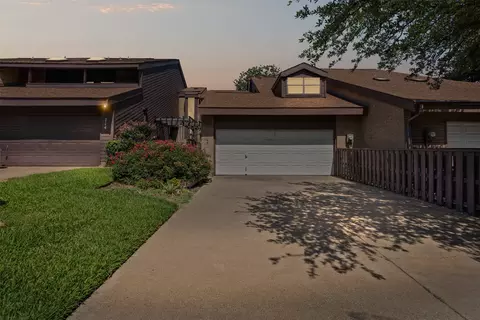 715 Oakwood Trl, Fort Worth, TX 76112