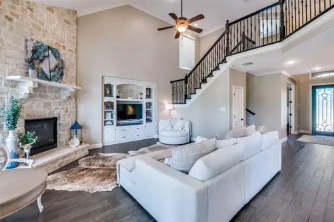 Living - 903 Canvasback Ct, Euless, TX 76039 photo 1 of 3