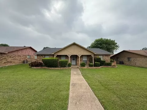 828 Wood Gln, Desoto, TX 75115