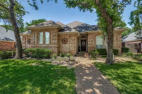 3613 Bordeaux Ln, Hurst, TX 76054