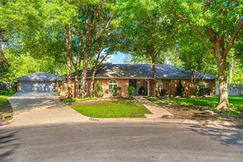 8416 Gladys Ct, Benbrook, TX 76116