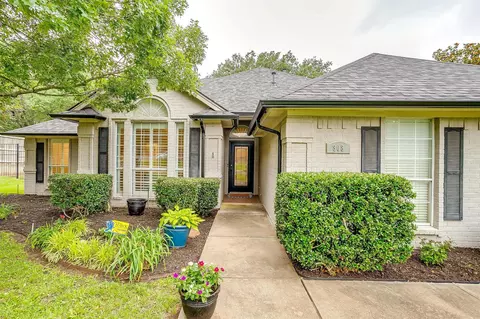 808 Oak Crest Rd, Burleson, TX 76028