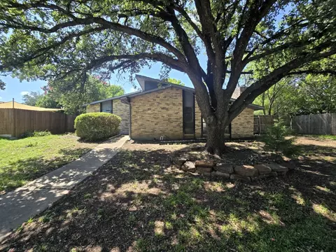3701 Woodlawn Dr, Grand Prairie, TX 75052