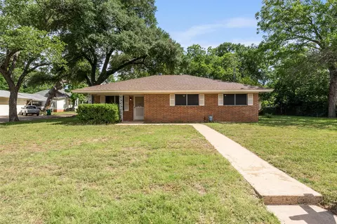 400 E 6th St, Cameron, TX 76520