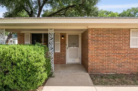 Exterior - 400 E 6th St, Cameron, TX 76520 photo 3 of 4