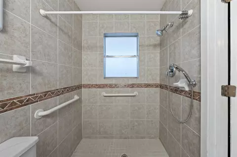 Bath - 400 E 6th St, Cameron, TX 76520 photo 5 of 5