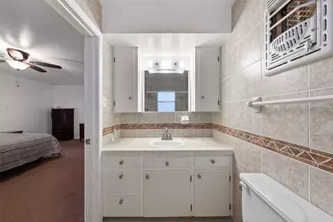 Bath - 400 E 6th St, Cameron, TX 76520 photo 4 of 5