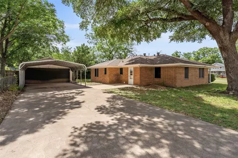 Exterior - 400 E 6th St, Cameron, TX 76520 photo 4 of 4