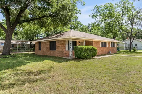 Exterior - 400 E 6th St, Cameron, TX 76520 photo 2 of 4