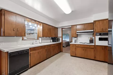 Kitchen - 400 E 6th St, Cameron, TX 76520 photo 2 of 3