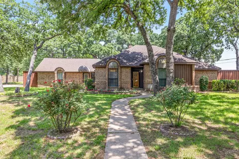 2126 Los Robles St, Grapevine, TX 76051