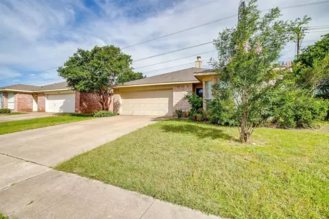 10832 Cobblestone Dr, Benbrook, TX 76126