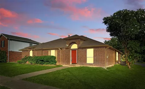 2220 Waterway Dr, Mesquite, TX 75181
