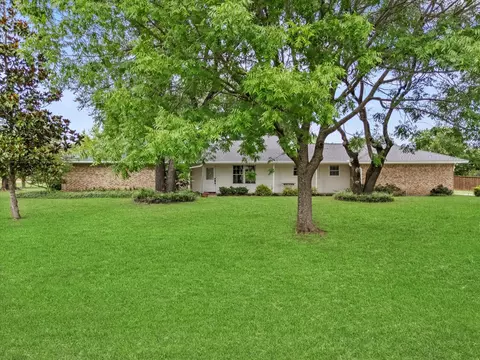 119 Locust Ct, Oak Leaf, TX 75154