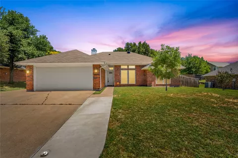 10328 Lone Pine Ln, Fort Worth, TX 76108