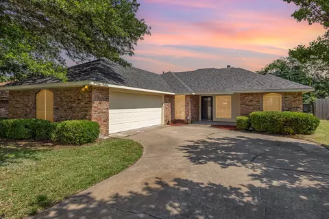 110 Mesa Moor Dr, Glenn Heights, TX 75154