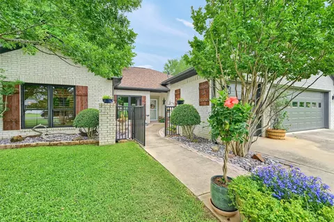 218 Cayuga Trl, Lake Kiowa, TX 76240
