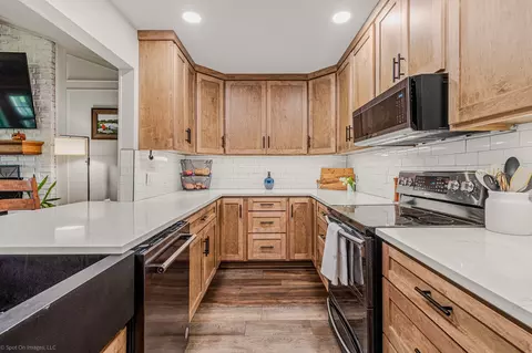 Kitchen - 2012 Island Cir, Tool, TX 75143 photo 3 of 4