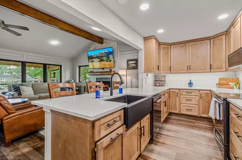 Kitchen - 2012 Island Cir, Tool, TX 75143 photo 2 of 4