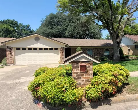 800 Rockledge Dr, Saginaw, TX 76179