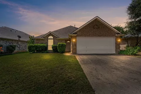 1039 Spring Hill Dr, Saginaw, TX 76179