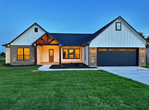 8236 Kelly Ln, Alvarado, TX 76009