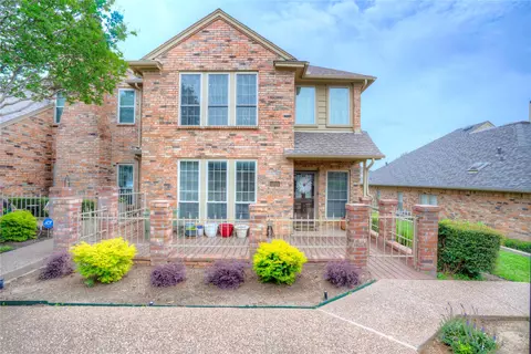 1215 Woodland Park Dr, Hurst, TX 76053
