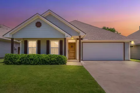 232 Lovers Path Dr, Springtown, TX 76082
