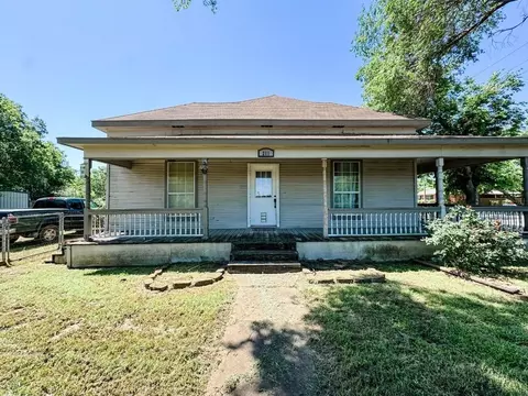 211 W Saunders St, Trenton, TX 75490