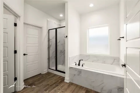 Bath - 7010 Jet Stream Dr, Abilene, TX 79606 photo 2 of 5