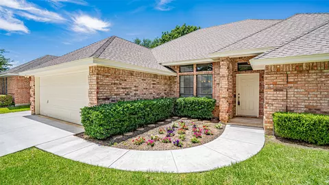137 Sunny Meadows Dr, Burleson, TX 76028
