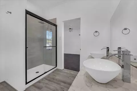 Bath - 2700 Pine Ave, Waco, TX 76708 photo 2 of 5