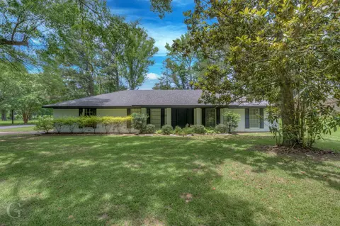 300 Whispering Pine Dr, Haughton, LA 71037