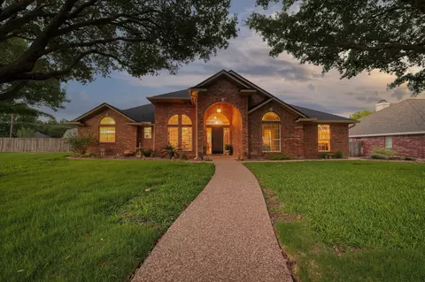 1300 Darbyton Dr, Hewitt, TX 76643