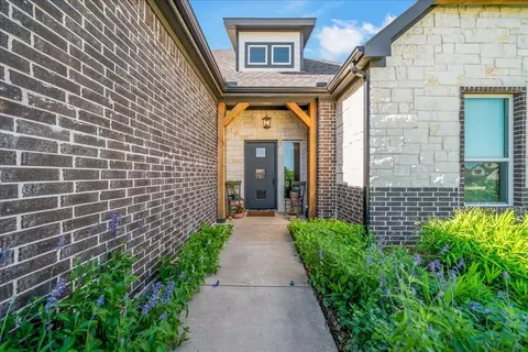 184 Lakeview Cir, Pilot Point, TX 76258